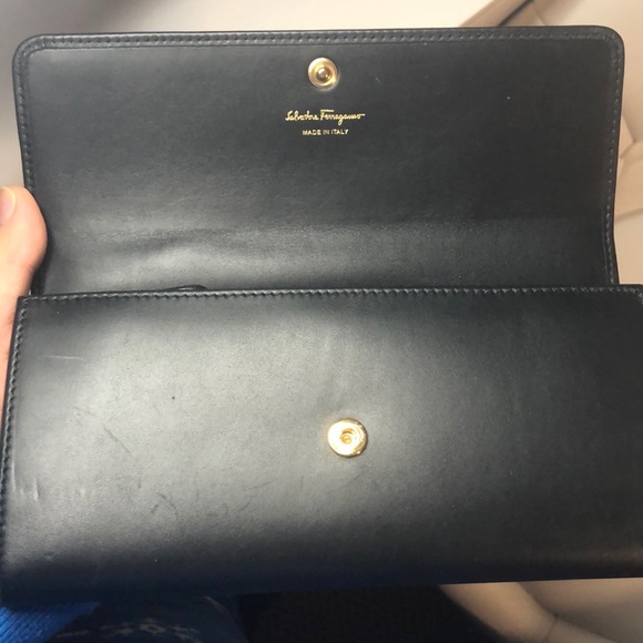 🩷SOLD🩷Ferragamo Vara Bow with Gold Studs BLK Wallet - Picture 7 of 12